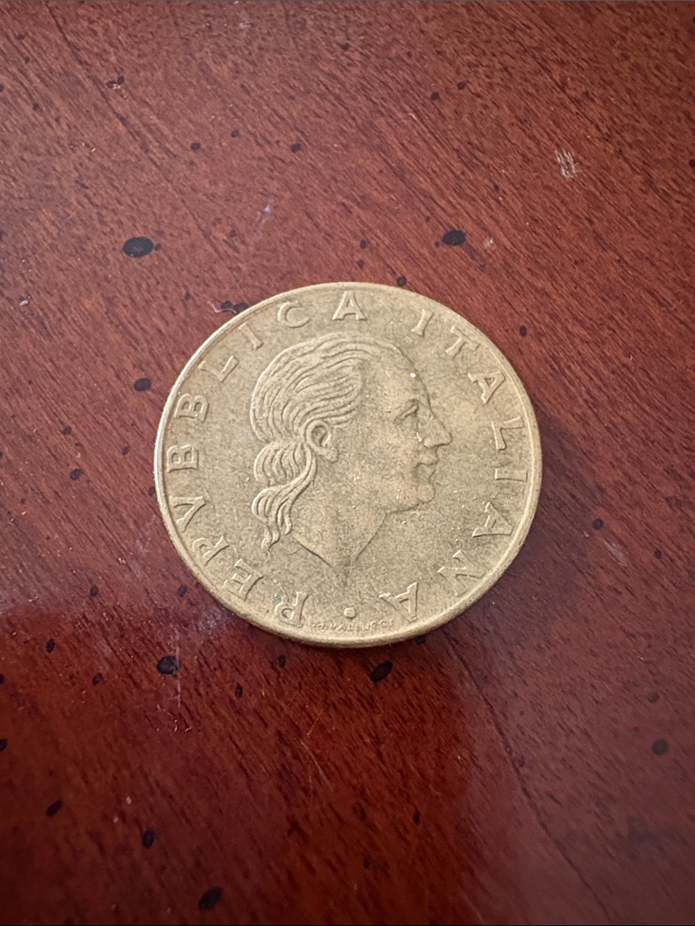 Italian 200 Lira Coin - 1980 Gold Tone